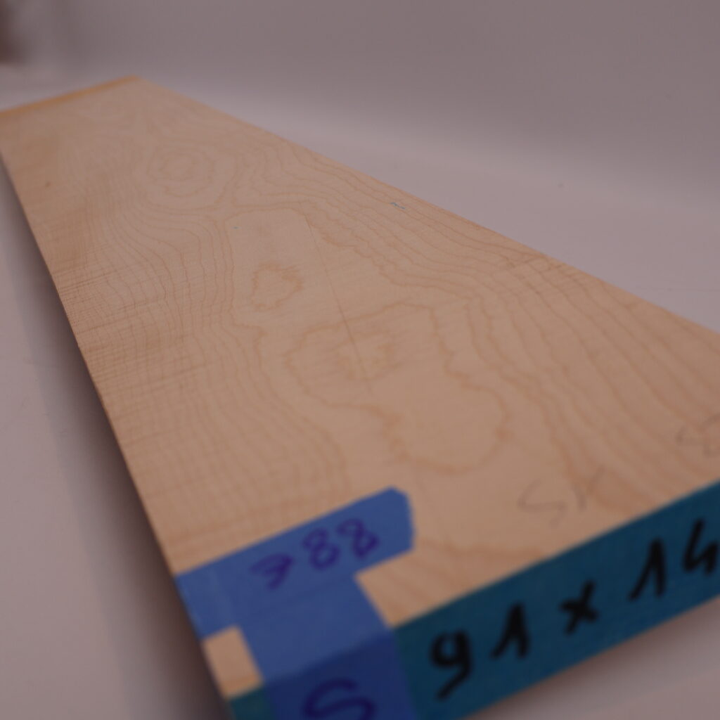 Manche guitare érable ondé 1S 91x14x2.5cm sur couche – E23