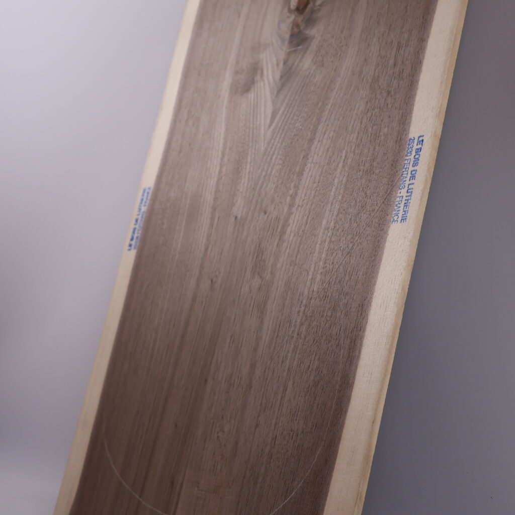 Table guitare électrique noyer US 1B – 4mm NA24-27