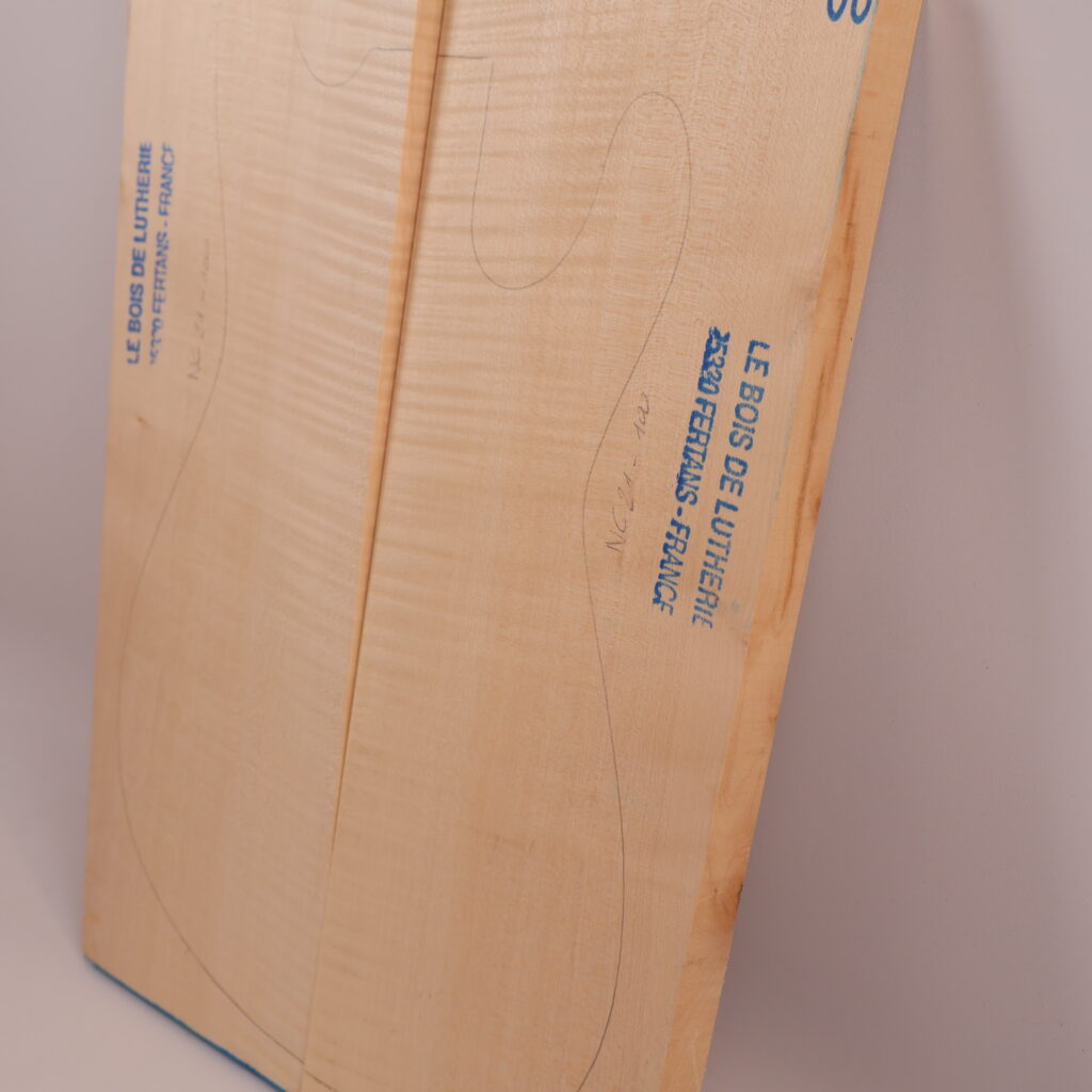 Table guitare électrique érable ondé 1A – 20 mm NC21-100