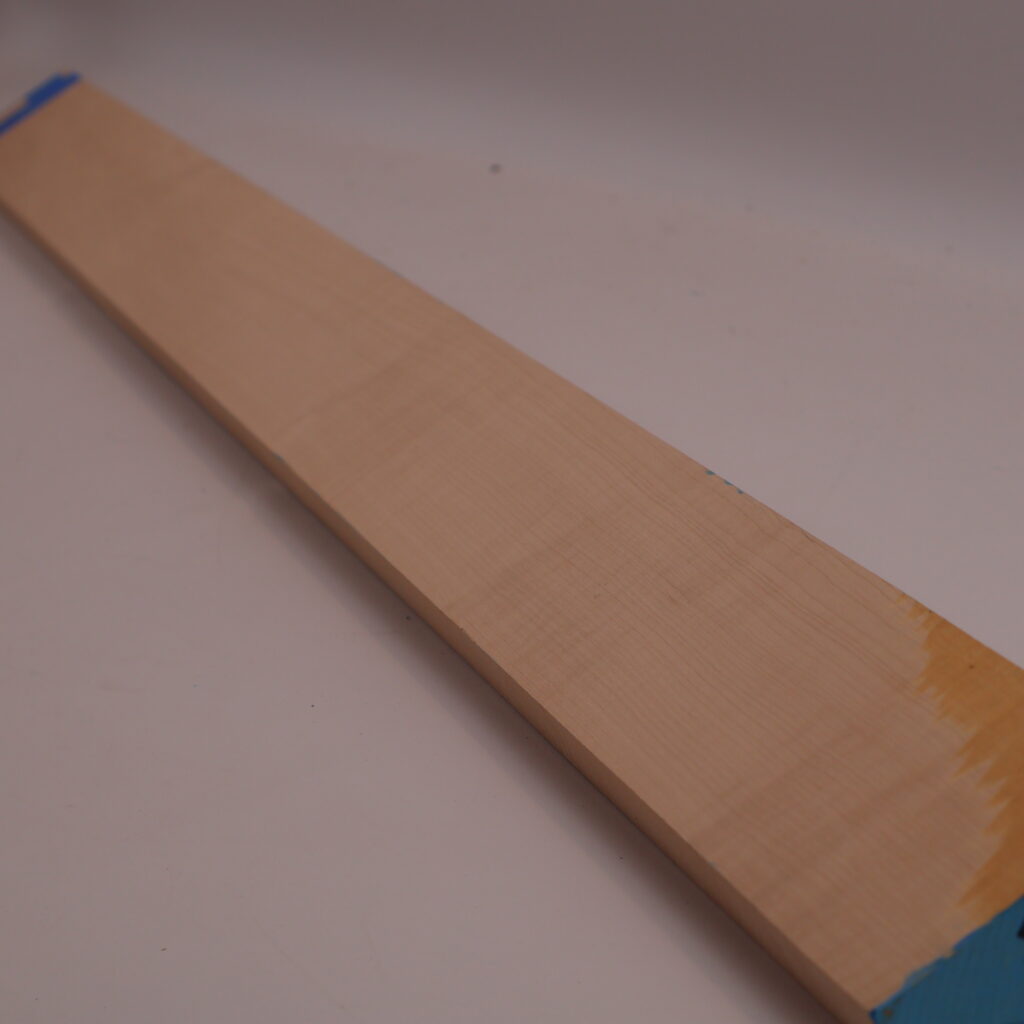 Manche guitare érable ondé 1B 108x8x2.5cm sur quartier