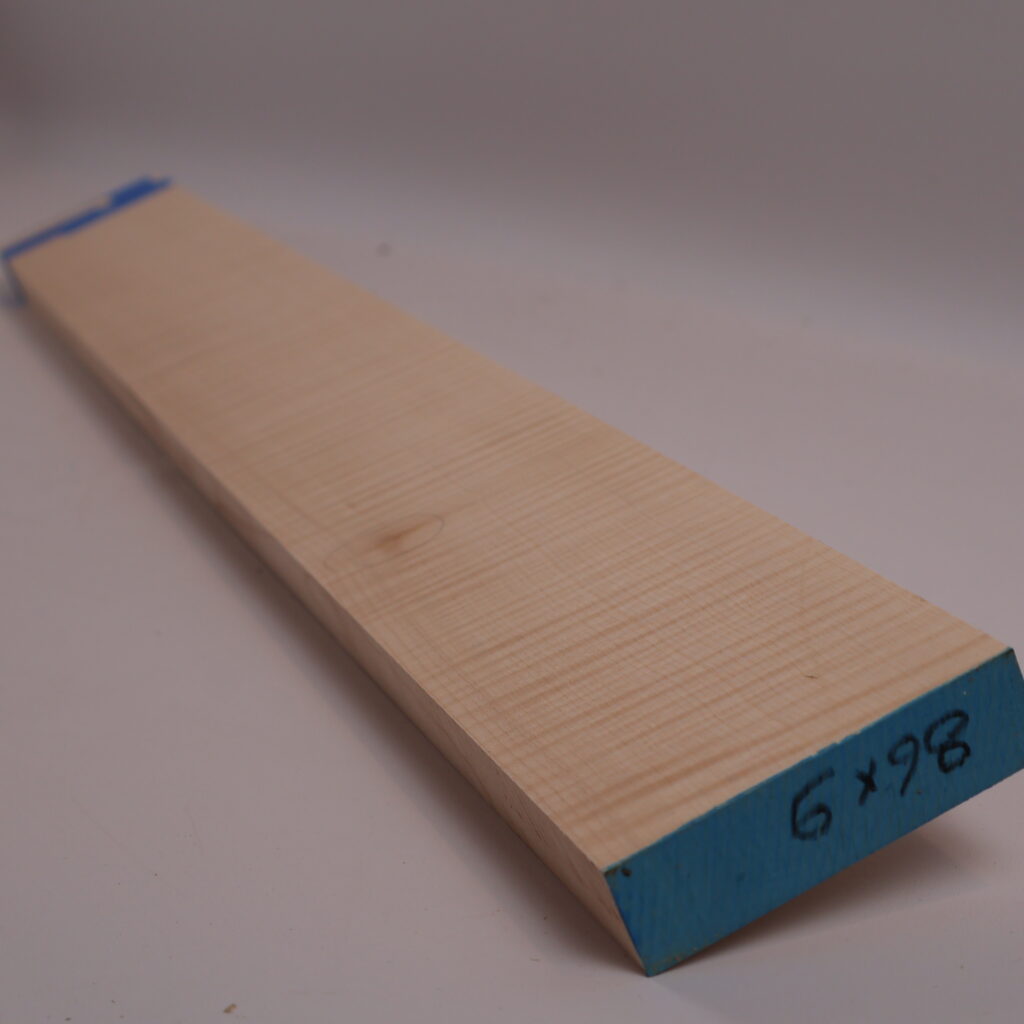Manche guitare érable ondé 1A 86x9x2.5cm sur quartier – C19