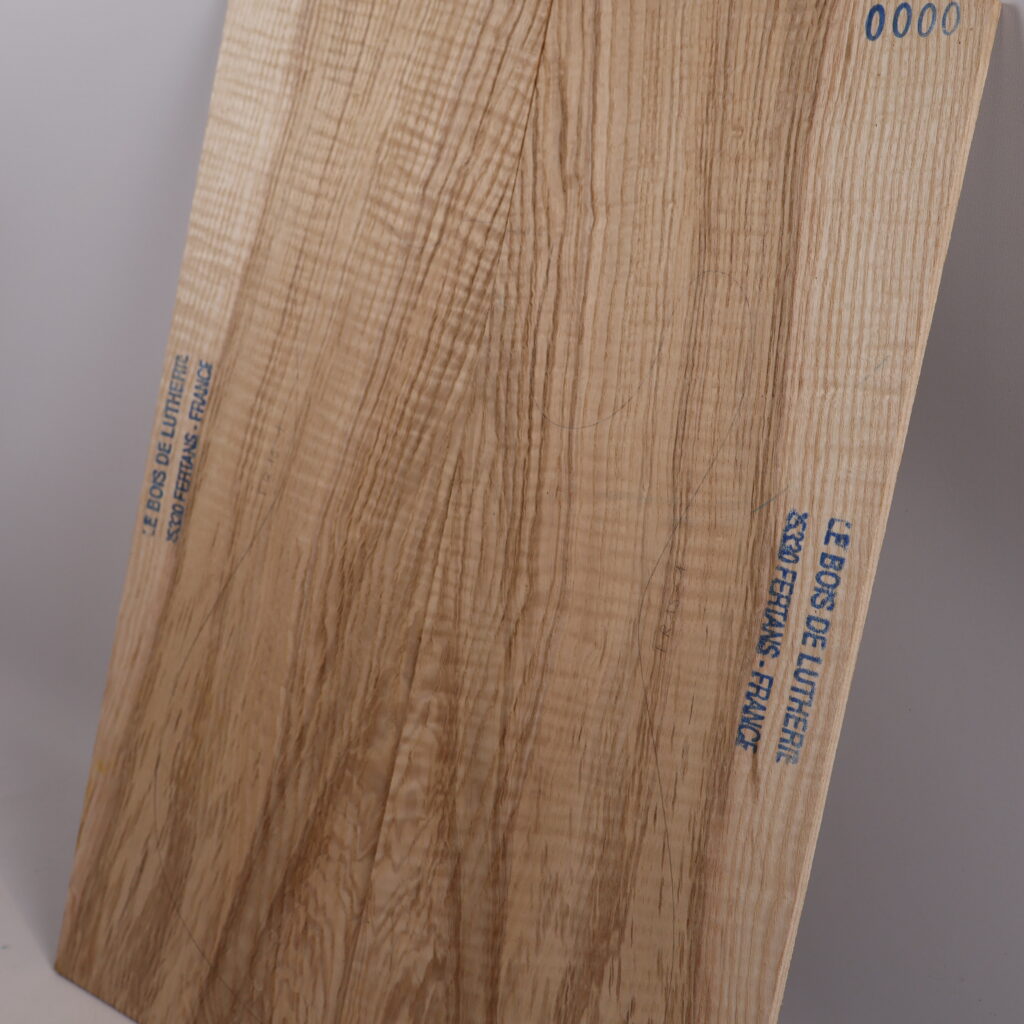 Table guitare électrique frêne ondé 1S – 4mm FR15-1