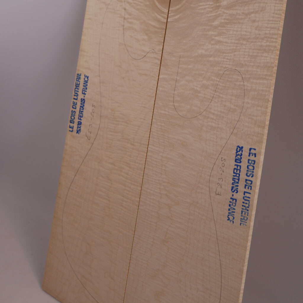 Table guitare électrique érable ondé 1S – 4 mm E23-205