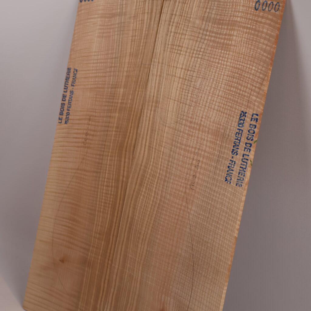 Table guitare électrique frêne ondé 1S – 4mm FR19-200