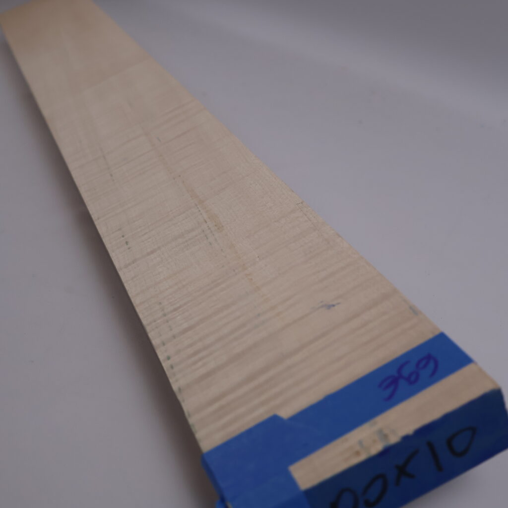 Manche guitare érable ondé 1S 100x10x2.5cm sur quartier – K22