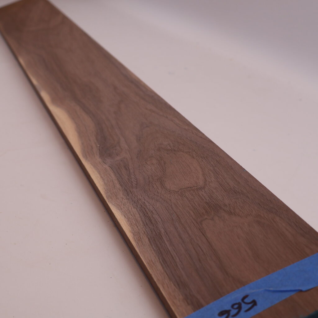 Manche guitare noyer 1A 101x10x2.5cm sur couche