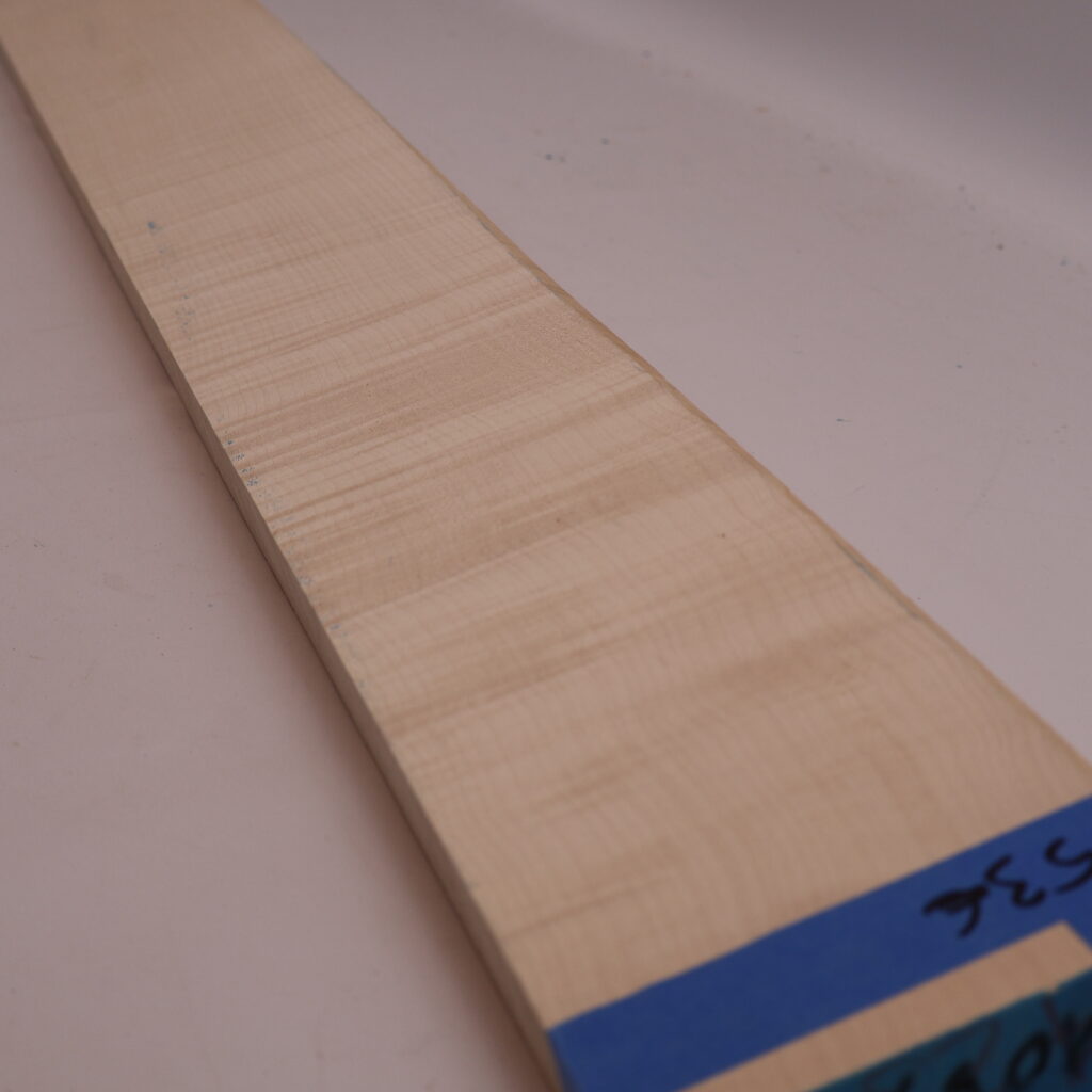 Manche guitare érable ondé 1A 105x11x2.5cm sur quartier