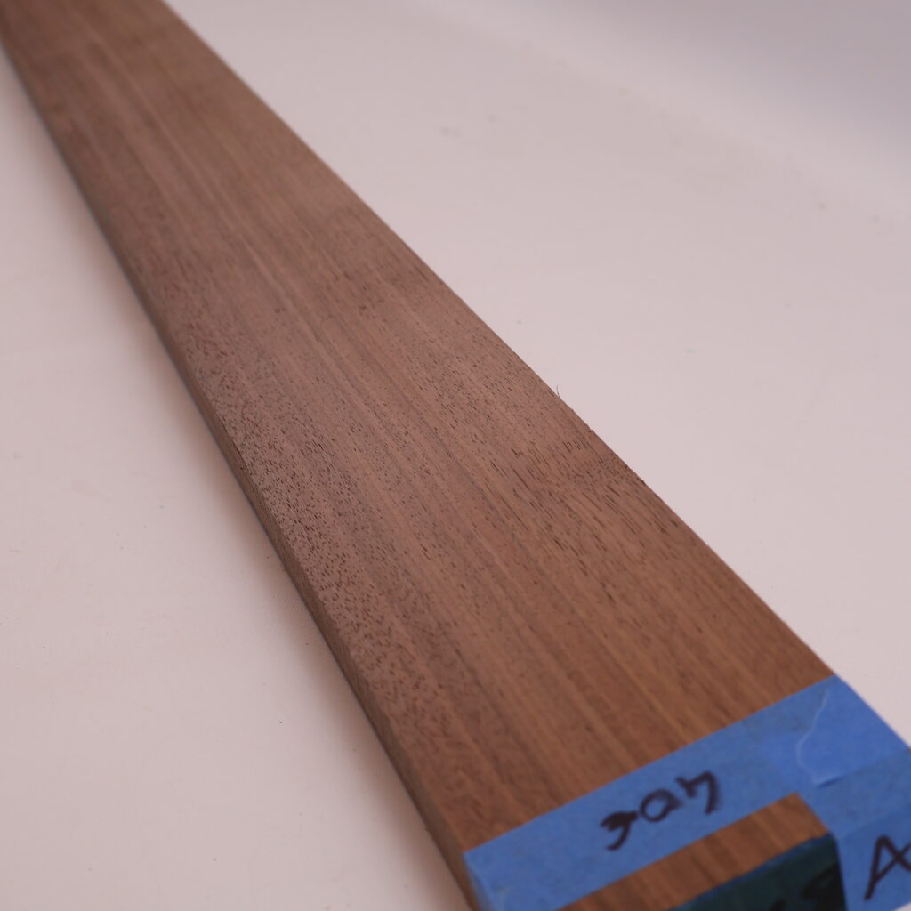 Manche guitare noyer US 1A 90X8x2.5cm sur quartier