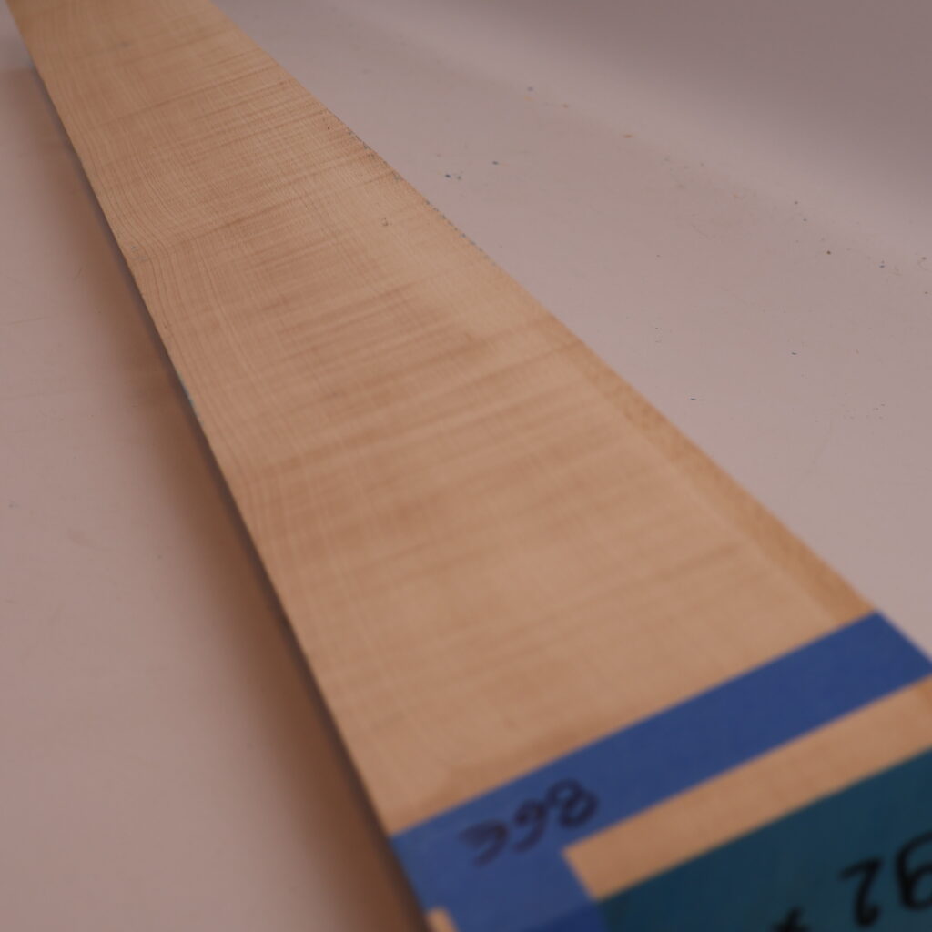 Manche guitare érable ondé 1A 92x10x4,5cm sur quartier – L22