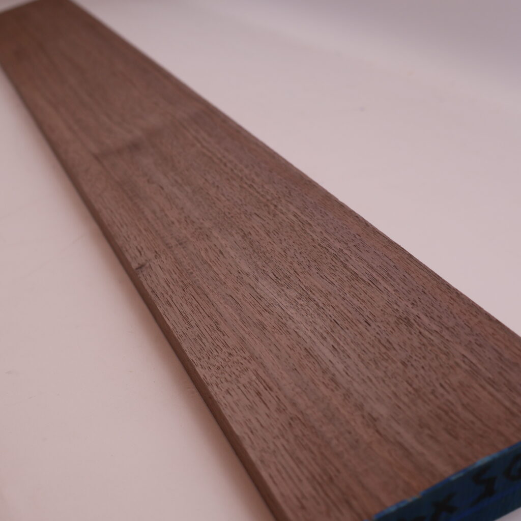 Manche guitare noyer US 1A 105x11x2.5cm sur quartier