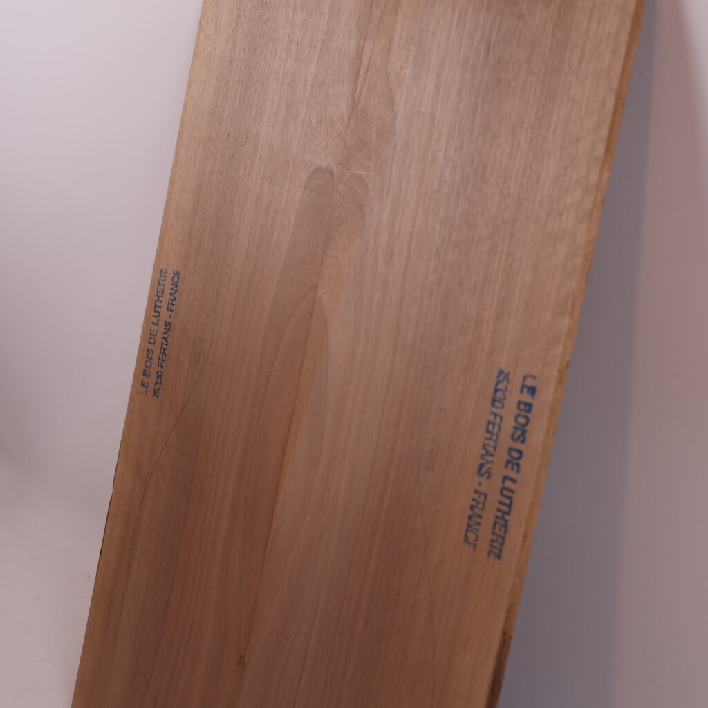 Table guitare électrique noyer 1B – 4mm NO22-43