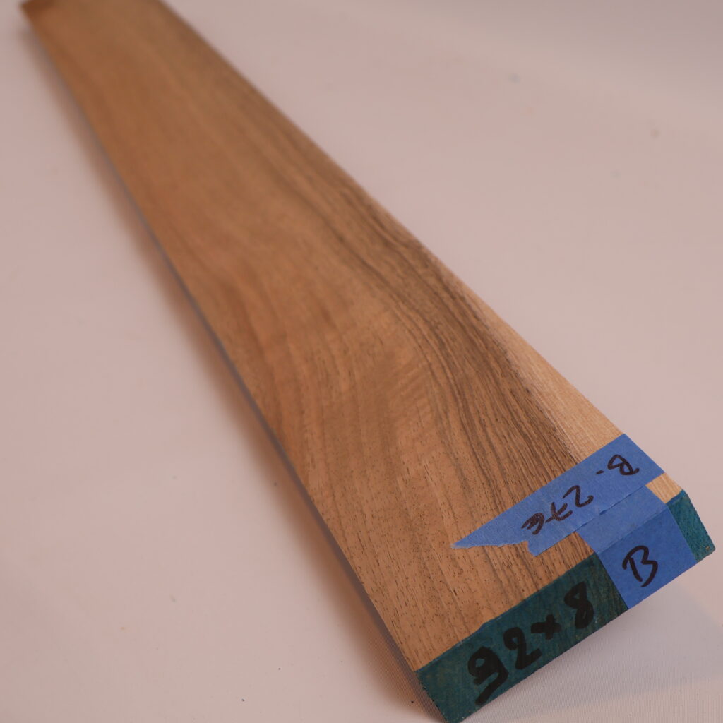 Manche guitare noyer 1B 92x8x2.5cm sur quartier