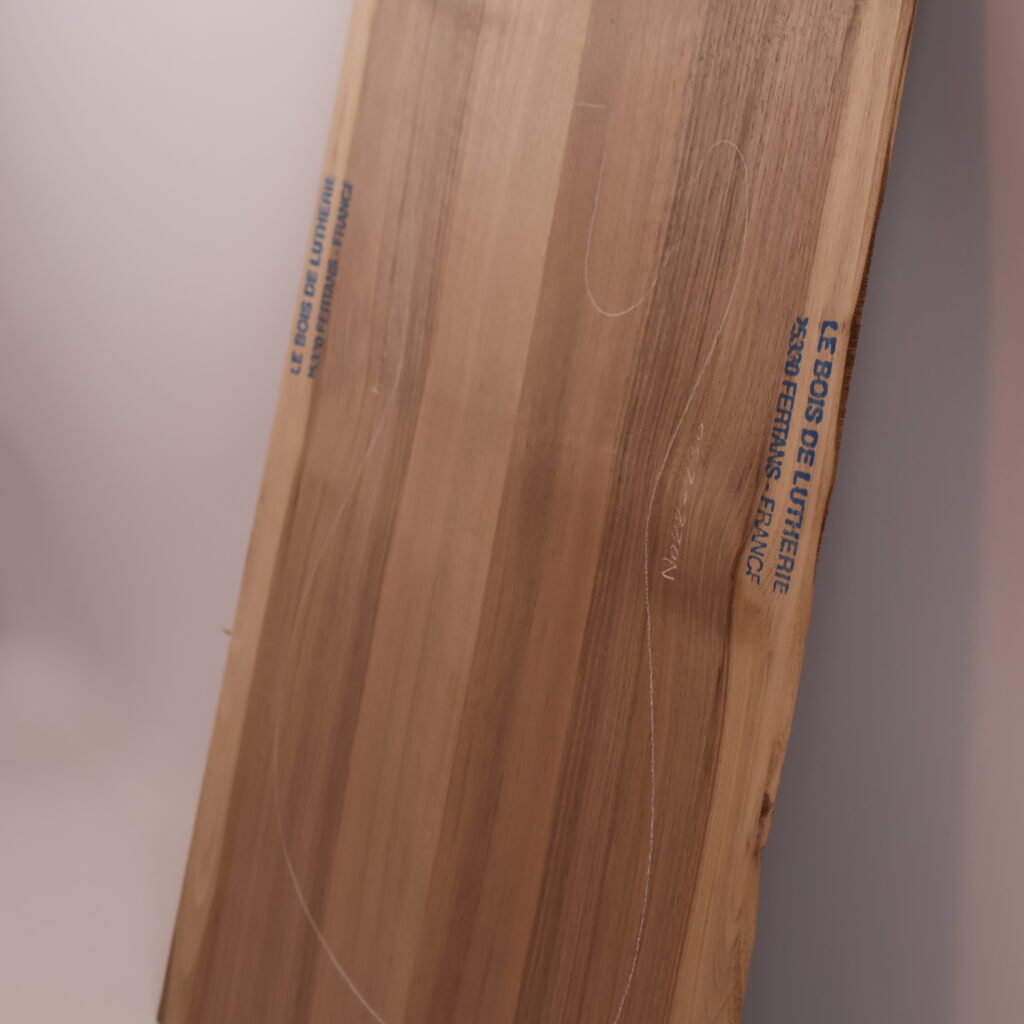 Table guitare électrique noyer 1B – 4mm NO22-230