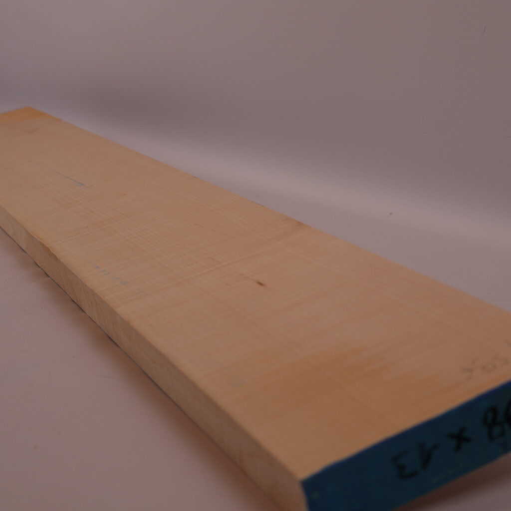 Manche guitare érable ondé 1A 98x13x2.5cm sur quartier – D23