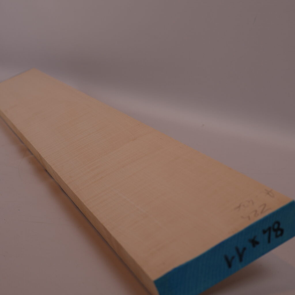 Manche guitare érable ondé 1A 84x11x2.5cm sur quartier – Z24