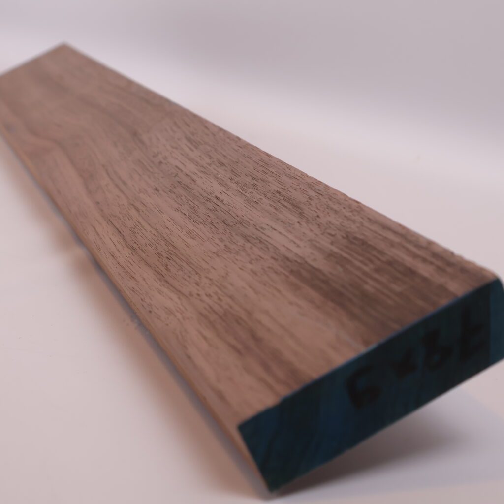 Manche guitare noyer US 1S 78x9x2.5cm sur quartier – NB23