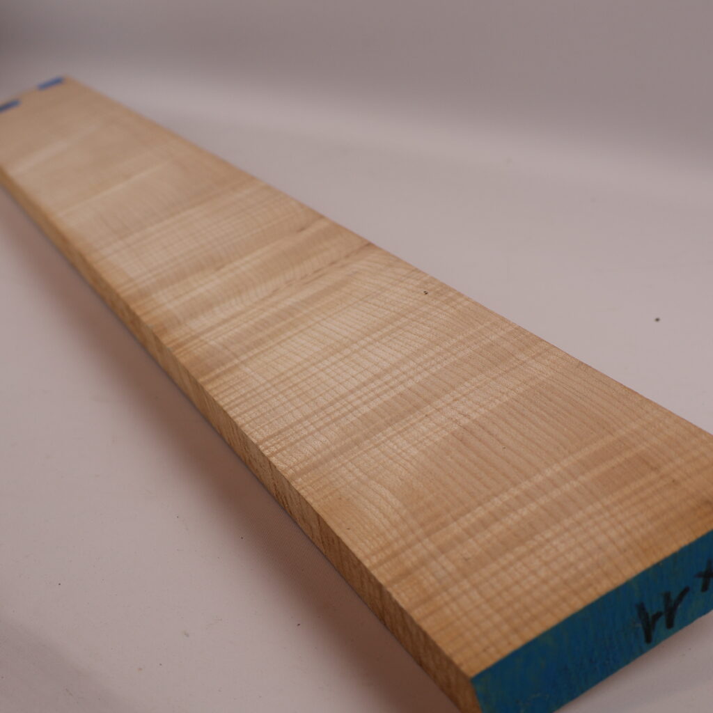 Manche guitare érable ondé 1B 94x11x2.5cm sur quartier