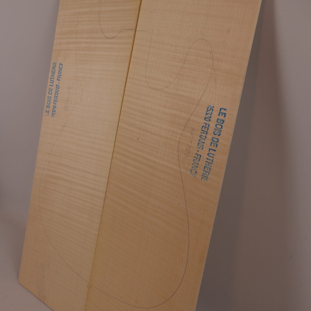 Table guitare électrique érable ondé 1A – 4 mm B24-17