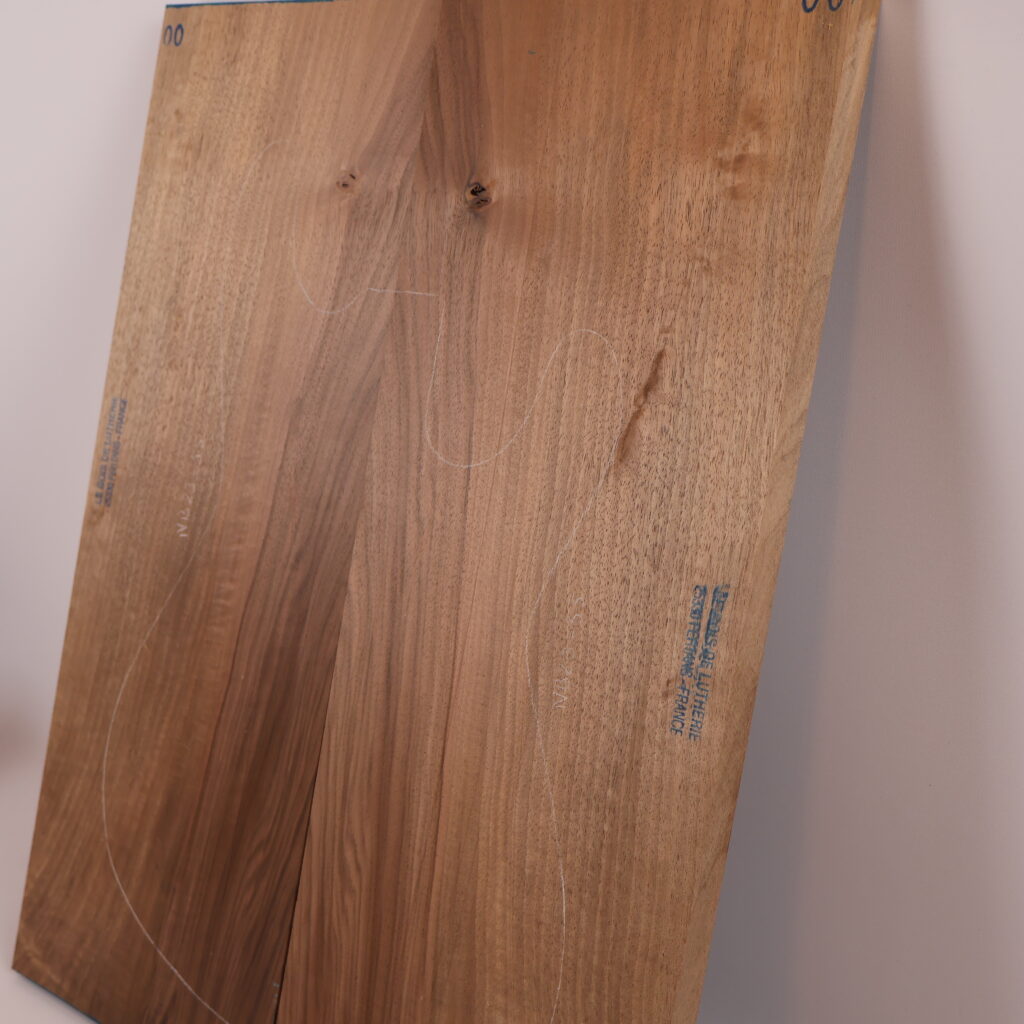 Table guitare électrique noyer 1A – 20mm NB23-55