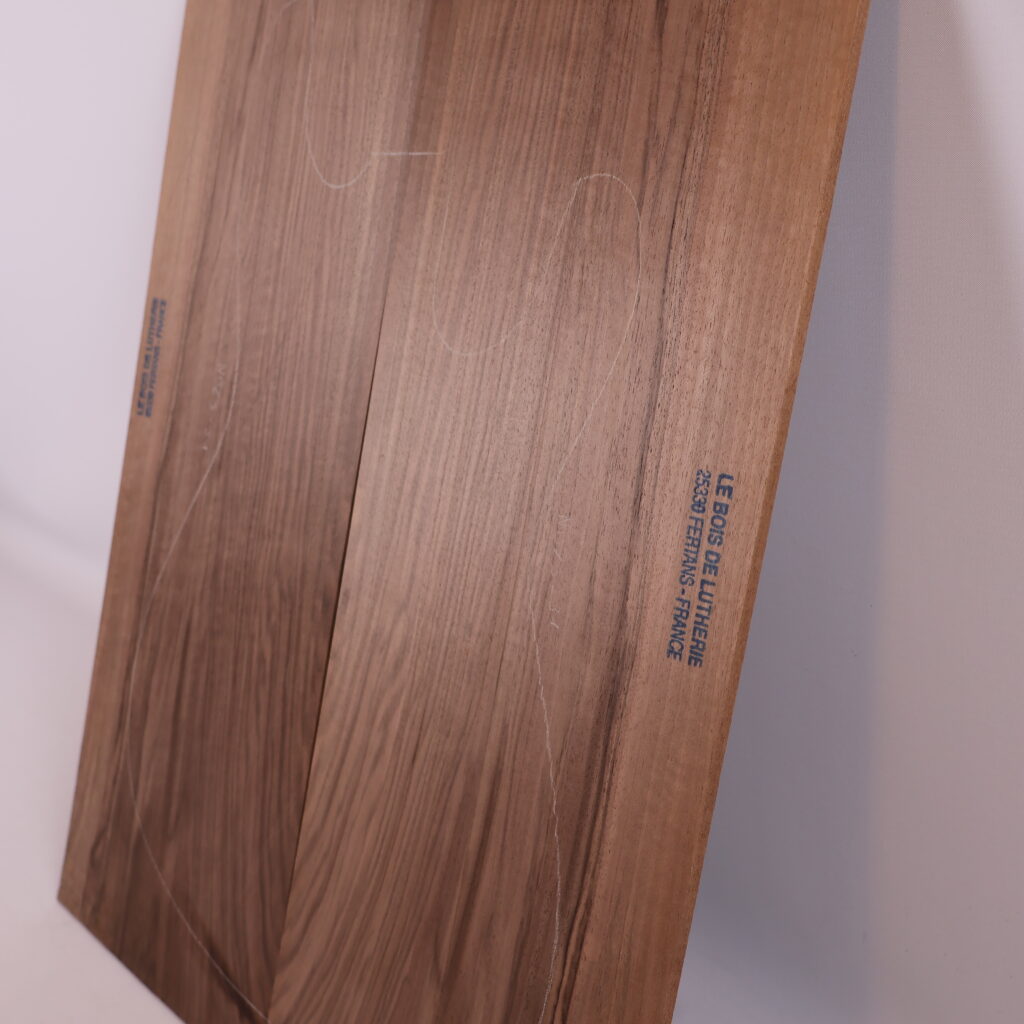 Table guitare électrique noyer 1A – 4mm NB23-31