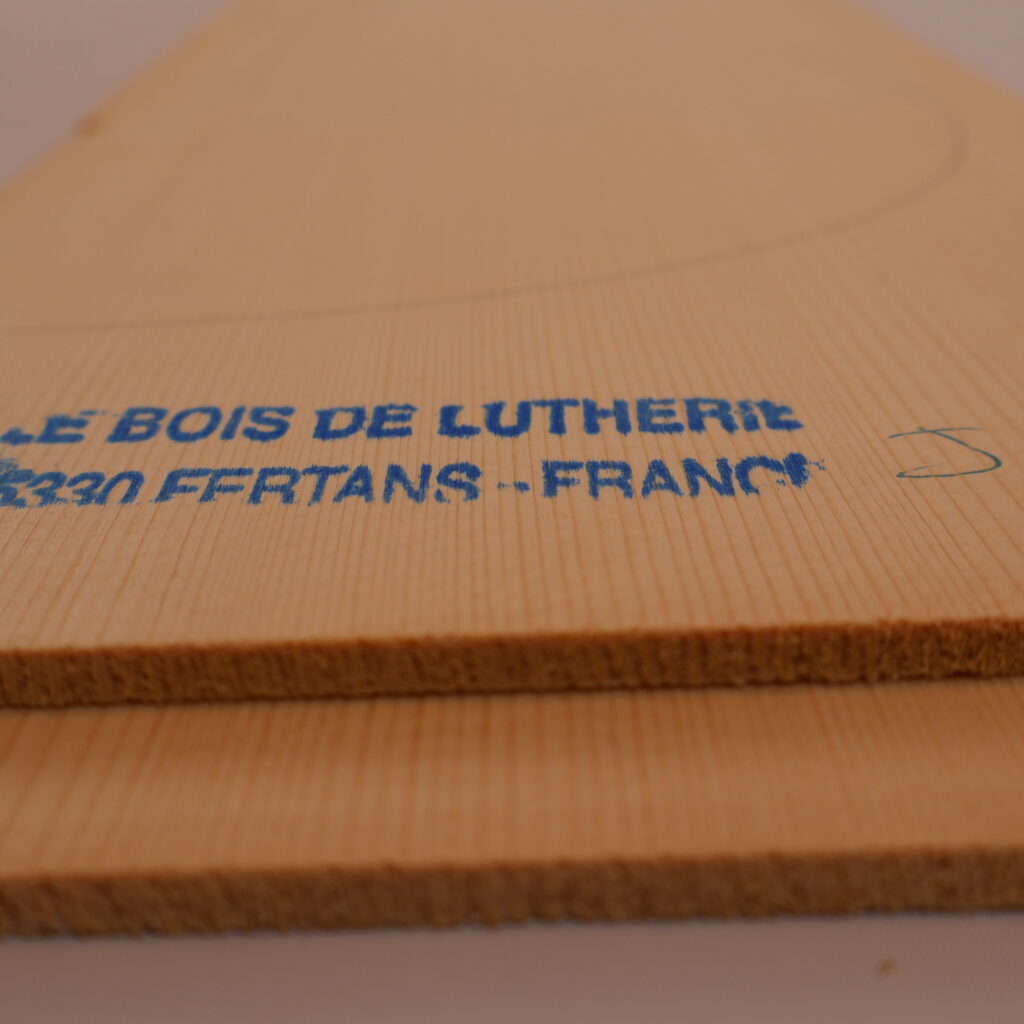 Table guitare jumbo épicéa 1A 22G74