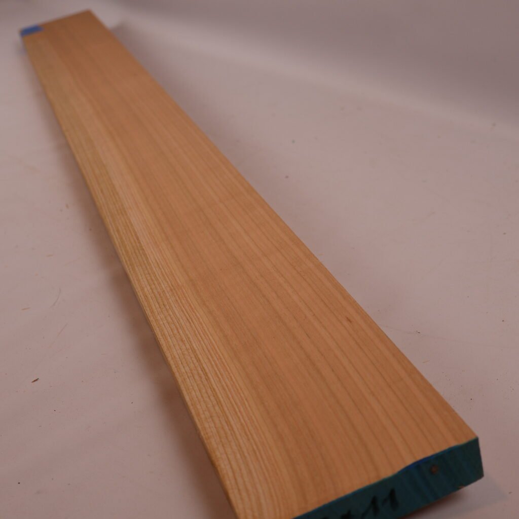 Manche guitare merisier 1B 113x11x2.5cm sur quartier – ME23