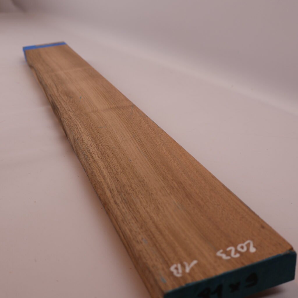 Manche guitare noyer 1B 81x9x2.5cm sur quartier – 2023