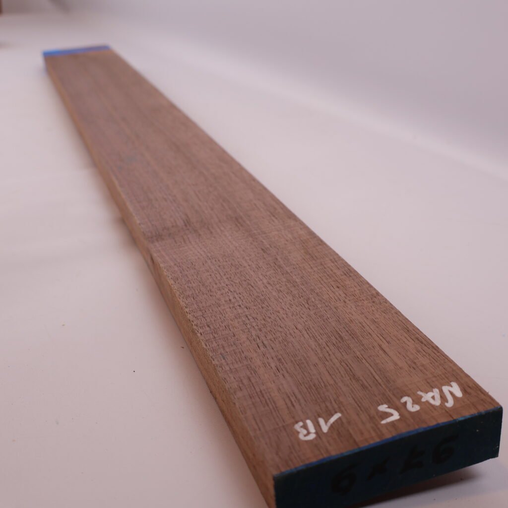 Manche guitare noyer US 1B 97x9x2.5cm sur quartier – NA25